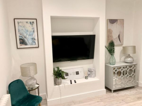 Modern 2 bedroom apartment with private garden